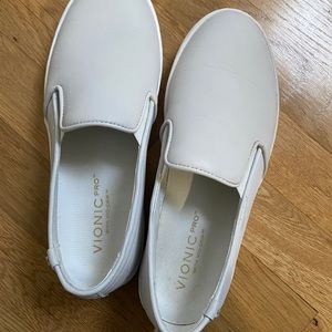 Leather Vionic sneakers in size 7